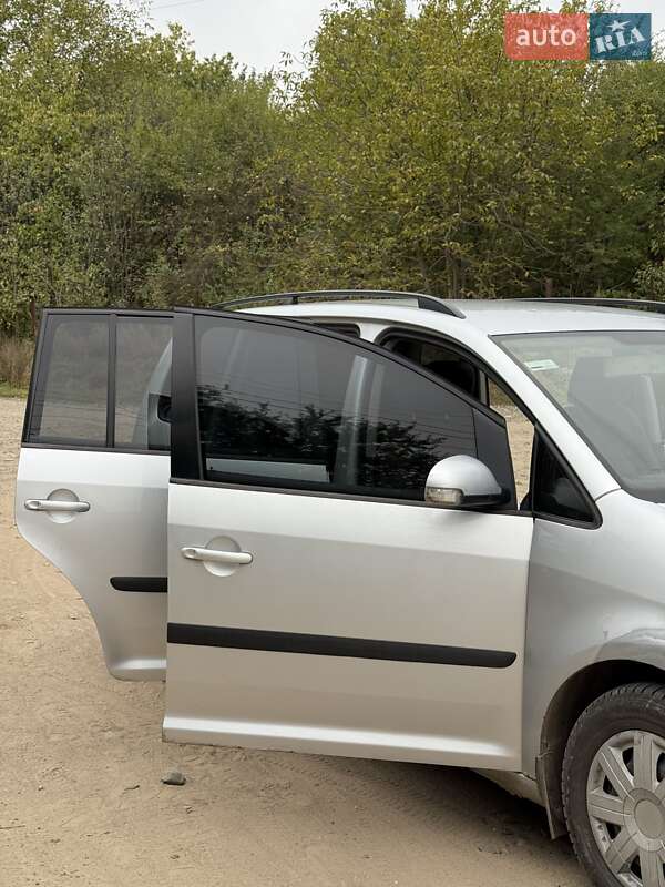 Мінівен Volkswagen Touran 2004 в Чернівцях