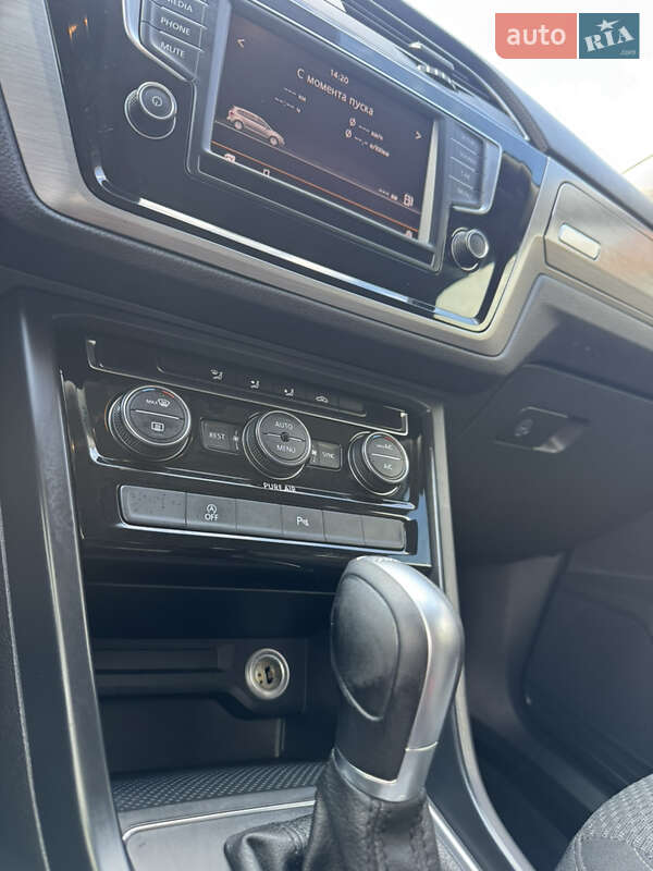 Микровэн Volkswagen Touran 2016 в Сваляве