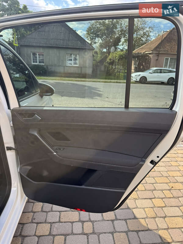 Микровэн Volkswagen Touran 2016 в Сваляве