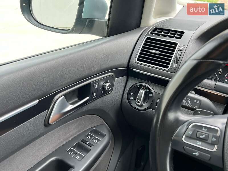Минивэн Volkswagen Touran 2011 в Киеве