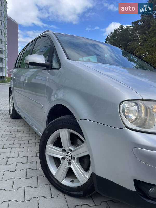 Минивэн Volkswagen Touran 2006 в Новояворовске