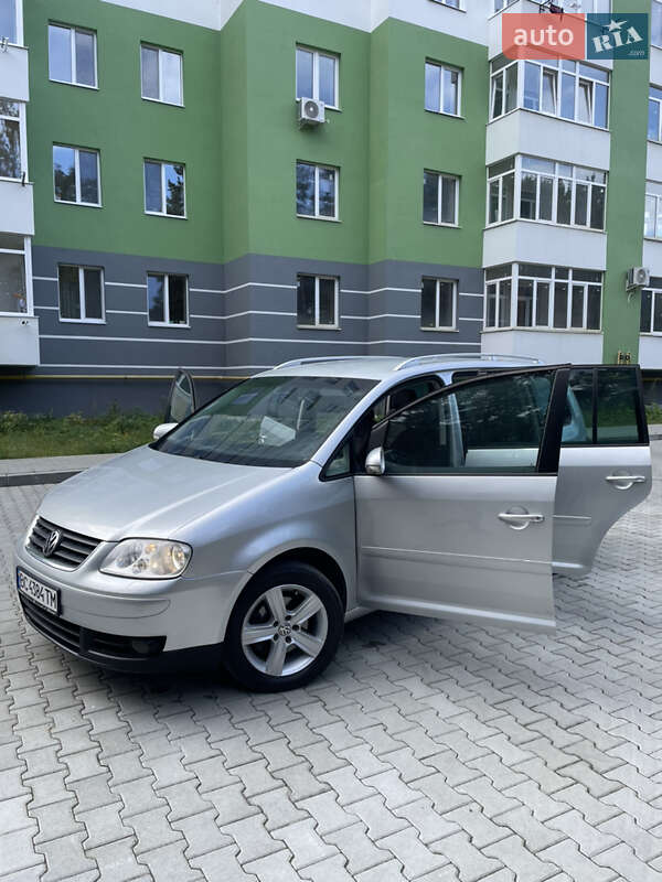 Минивэн Volkswagen Touran 2006 в Новояворовске