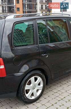 Минивэн Volkswagen Touran 2004 в  фото 12 Минивэн Volkswagen Touran 2004 в
