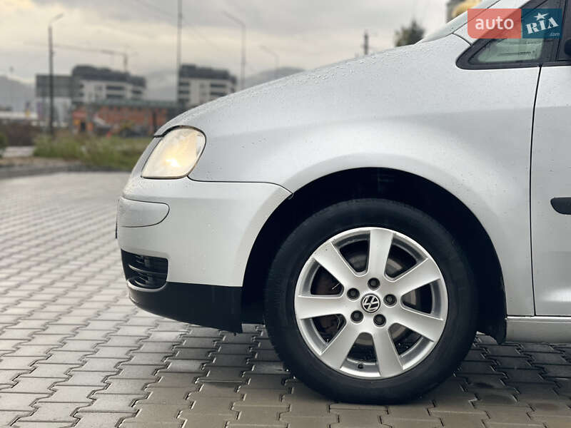 Минивэн Volkswagen Touran 2003 в Хусте