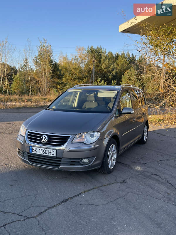 Минивэн Volkswagen Touran 2008 в Сарнах