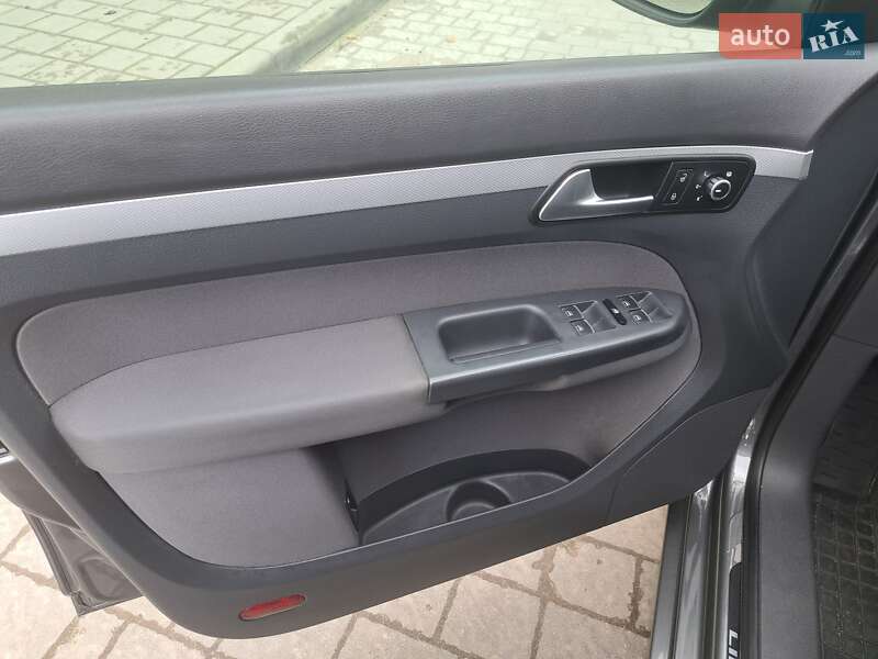 Мінівен Volkswagen Touran 2014 в Львові фото 31 Мінівен Volkswagen Touran 2014 в Львові