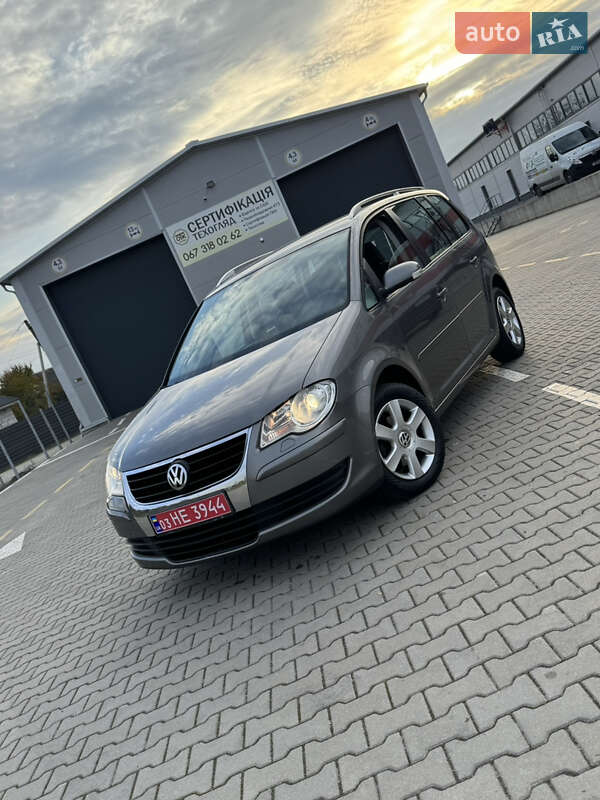 Минивэн Volkswagen Touran 2007 в Нововолынске