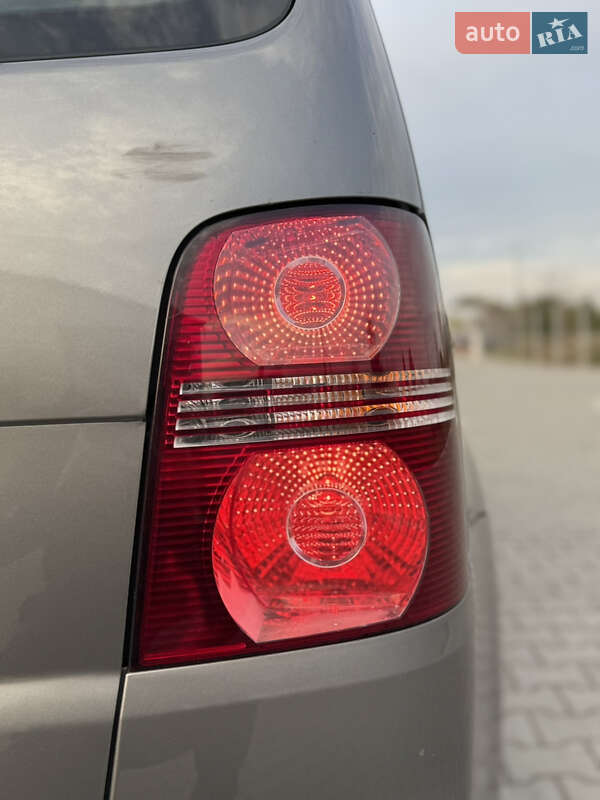 Минивэн Volkswagen Touran 2007 в Нововолынске