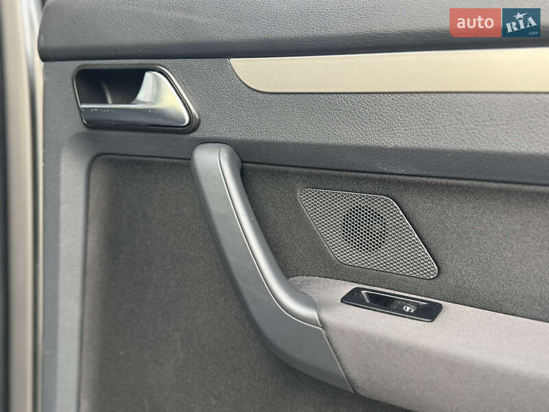 Минивэн Volkswagen Touran 2007 в Нововолынске