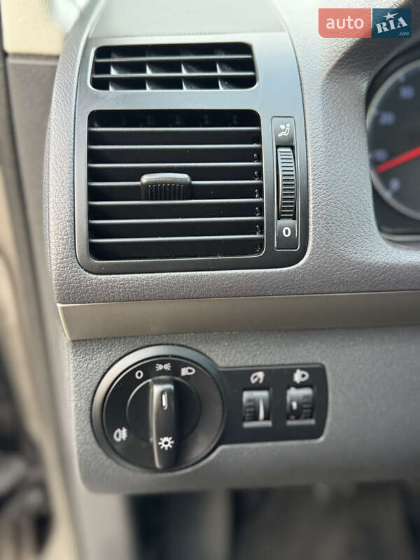 Минивэн Volkswagen Touran 2007 в Нововолынске