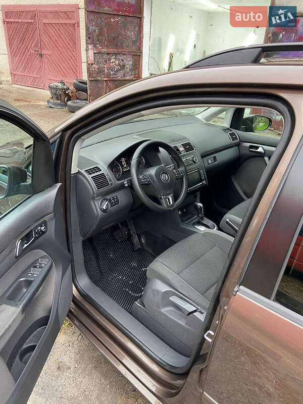 Минивэн Volkswagen Touran 2011 в Каменке-Бугской