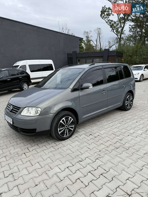 Мінівен Volkswagen Touran 2004 в Чернівцях