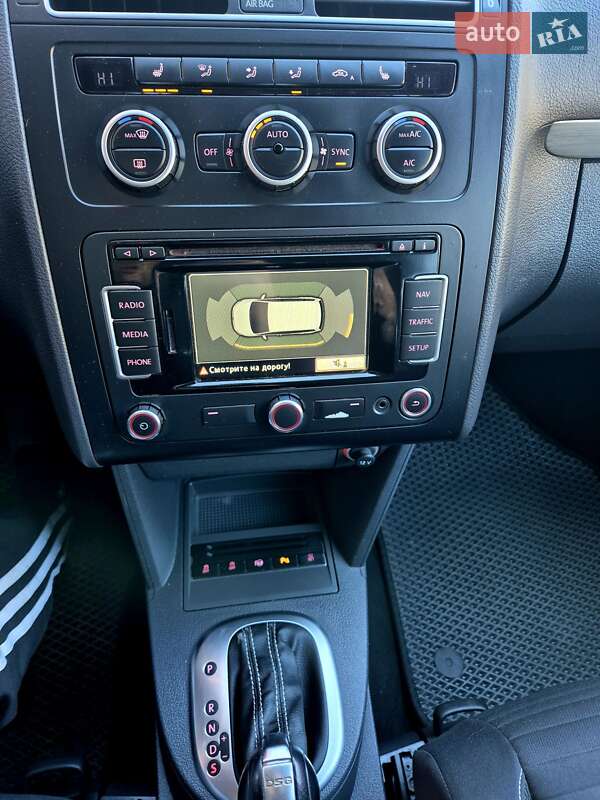 Минивэн Volkswagen Touran 2015 в Сваляве