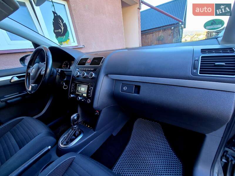 Минивэн Volkswagen Touran 2015 в Сваляве