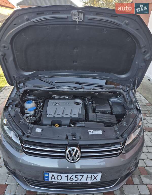 Минивэн Volkswagen Touran 2015 в Сваляве