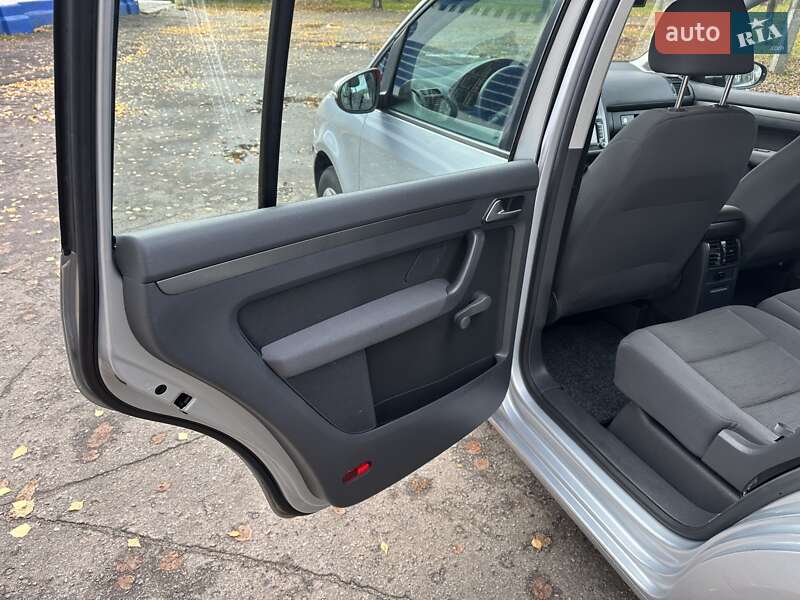 Минивэн Volkswagen Touran 2010 в Лебедине