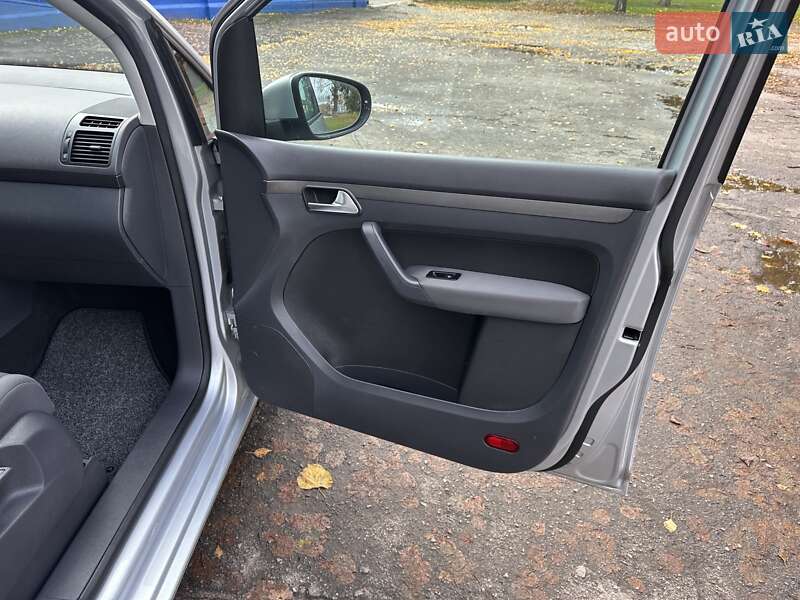 Минивэн Volkswagen Touran 2010 в Лебедине