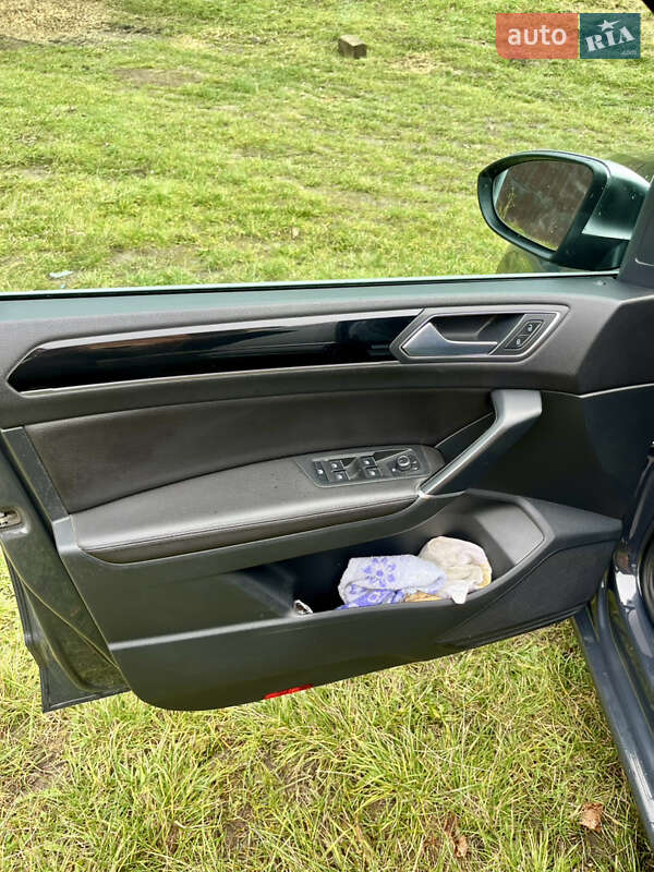 Микровэн Volkswagen Touran 2016 в Черновцах