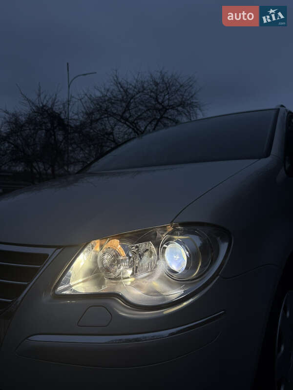 Минивэн Volkswagen Touran 2009 в Киеве