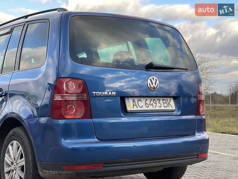 Минивэн Volkswagen Touran 2007 в Нововолынске