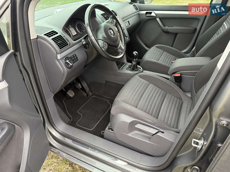 Минивэн Volkswagen Touran 2015 в Нововолынске