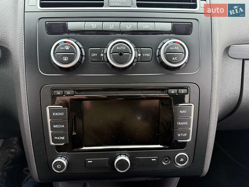 Минивэн Volkswagen Touran 2015 в Нововолынске