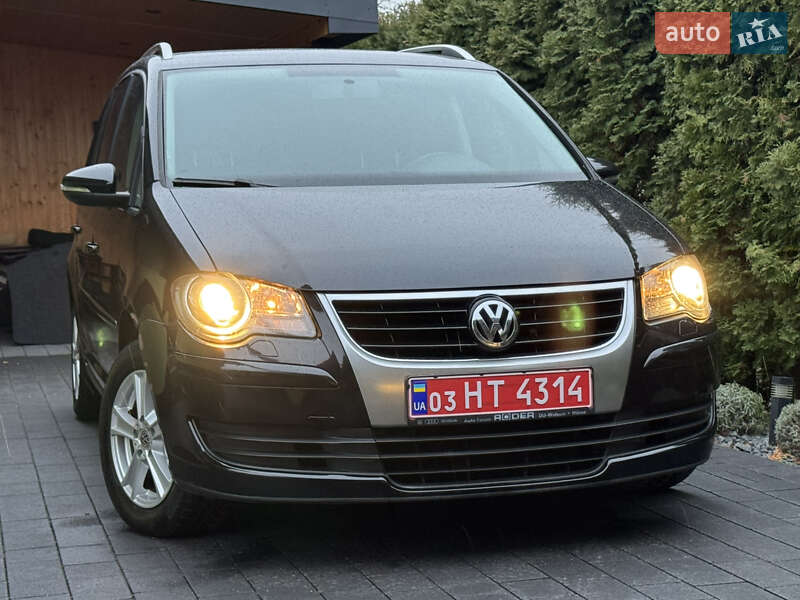 Минивэн Volkswagen Touran 2010 в Дубно