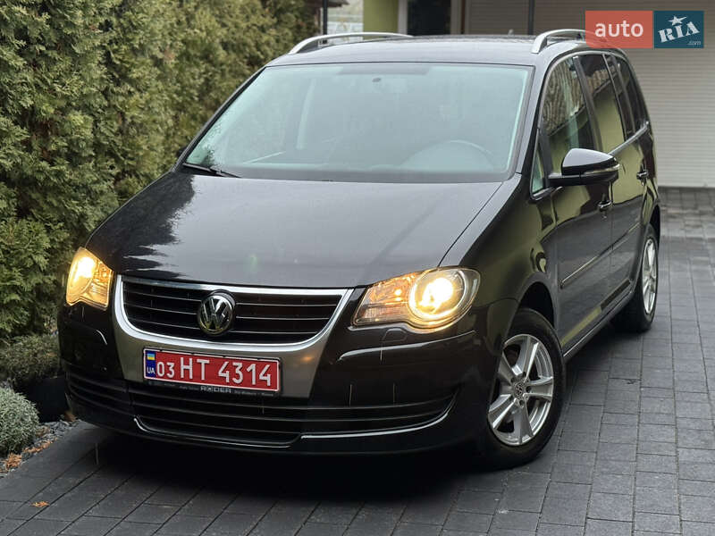Минивэн Volkswagen Touran 2010 в Дубно