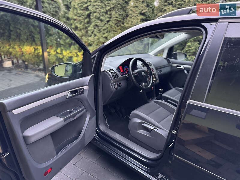 Минивэн Volkswagen Touran 2010 в Дубно