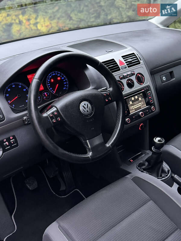 Минивэн Volkswagen Touran 2010 в Дубно