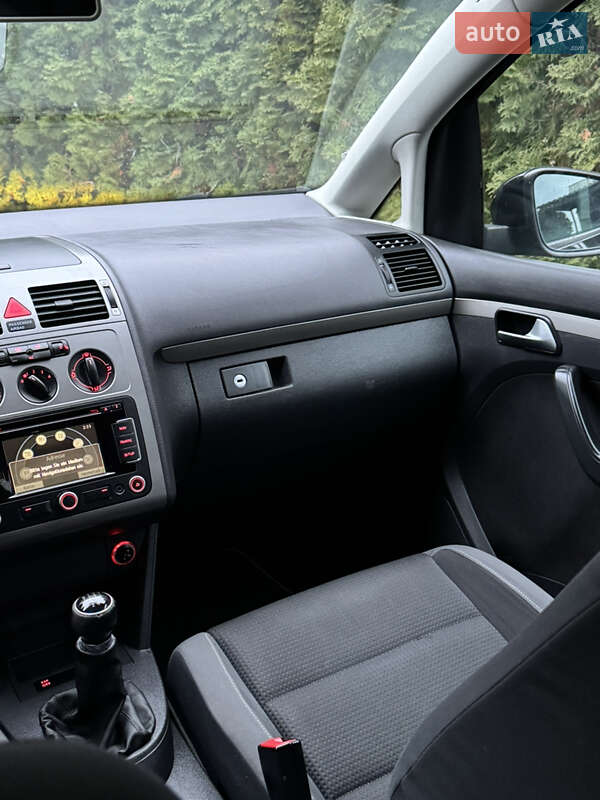 Минивэн Volkswagen Touran 2010 в Дубно