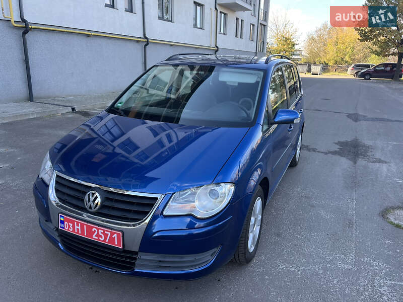 Минивэн Volkswagen Touran 2008 в Сарнах