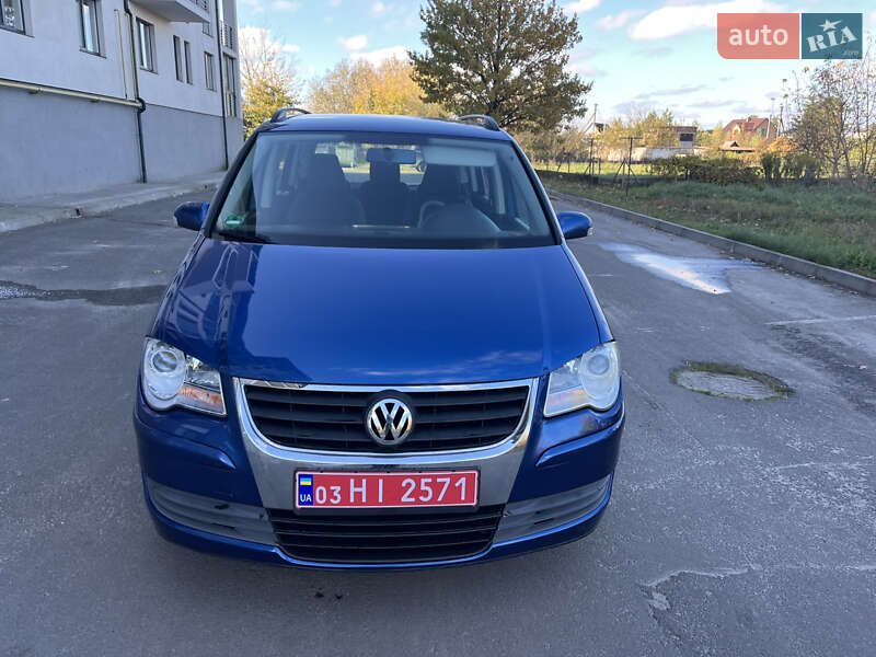 Минивэн Volkswagen Touran 2008 в Сарнах