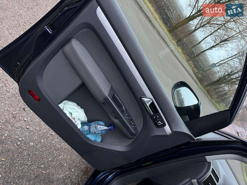 Мінівен Volkswagen Touran 2012 в Рівному