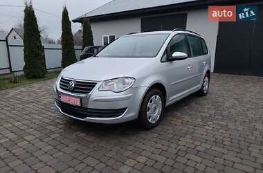 Минивэн Volkswagen Touran 2010 в Нововолынске