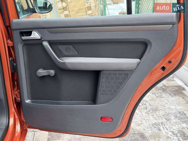 Минивэн Volkswagen Touran 2009 в Ровно