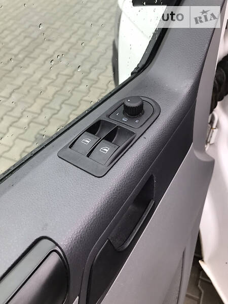 Вантажопасажирський фургон Volkswagen Transporter 2015 в Луцьку