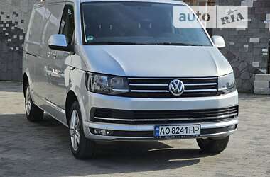 Вантажний фургон Volkswagen Transporter 2016 в Іршаві