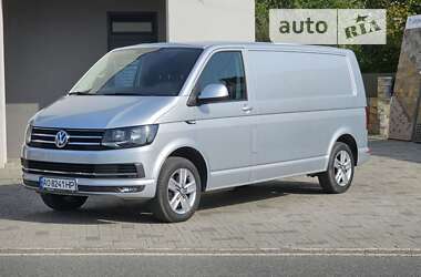 Вантажний фургон Volkswagen Transporter 2016 в Іршаві