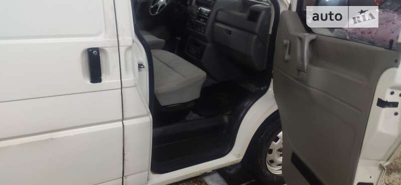 Вантажний фургон Volkswagen Transporter 2003 в Чернігові
