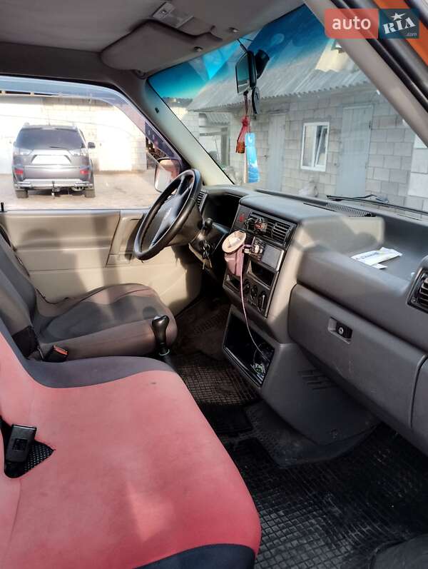 Минивэн Volkswagen Transporter 2000 в Вараше