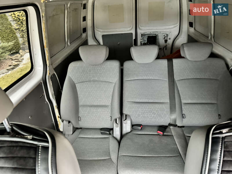 Грузовой фургон Volkswagen Transporter 2011 в Стрые