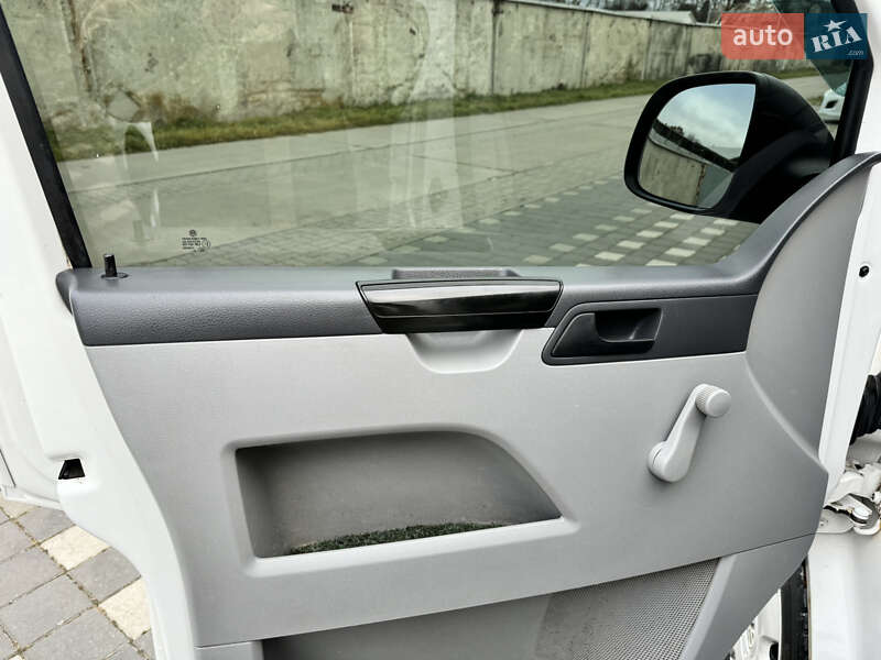 Грузовой фургон Volkswagen Transporter 2011 в Стрые