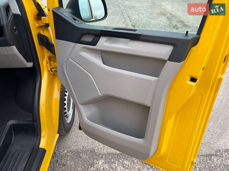 Вантажний фургон Volkswagen Transporter 2017 в Ужгороді