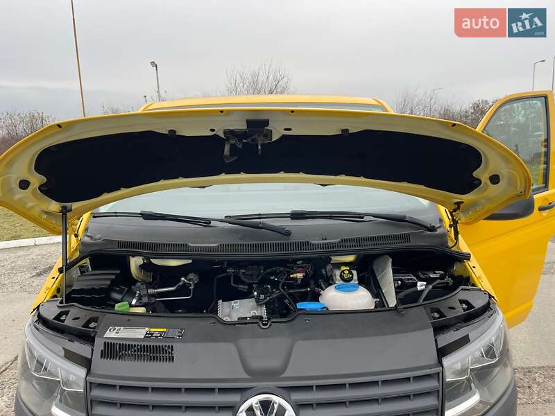 Вантажний фургон Volkswagen Transporter 2017 в Ужгороді