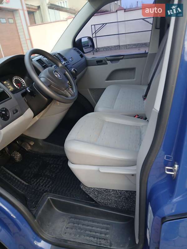Вантажний фургон Volkswagen Transporter 2011 в Чернівцях