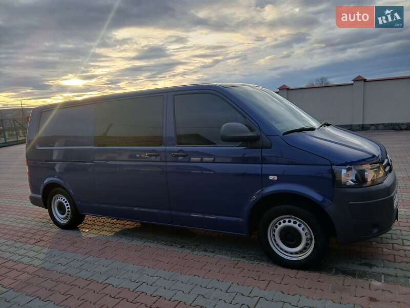 Вантажний фургон Volkswagen Transporter 2011 в Чернівцях