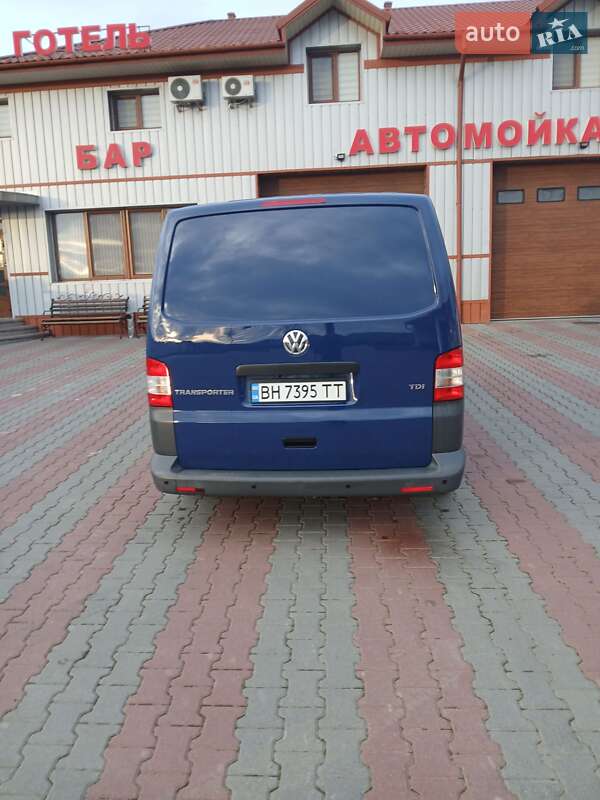 Вантажний фургон Volkswagen Transporter 2011 в Чернівцях