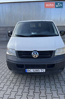 Вантажний фургон Volkswagen Transporter 2005 в Жовкві