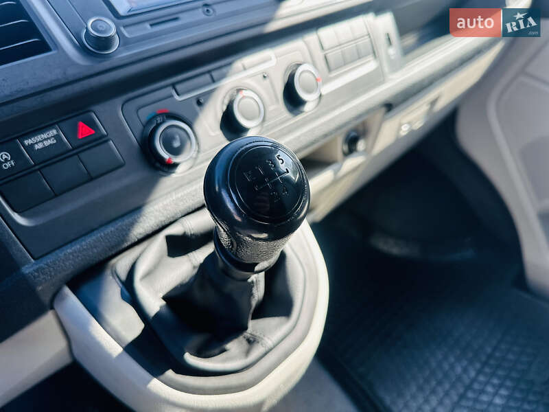 Вантажний фургон Volkswagen Transporter 2017 в Рівному